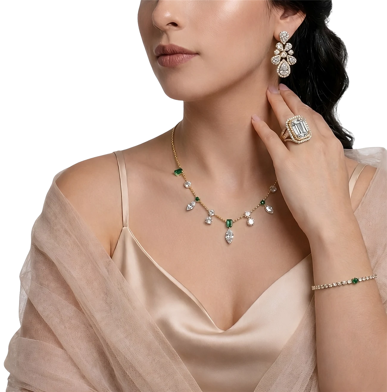 Modelo luciendo aretes, collar, anillo y pulsera de esmeraldas y diamantes de Cronojoyas